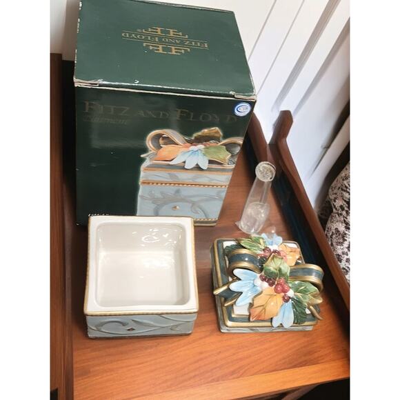 Fitz and Floyd Classics Clairmont Collection Lidded Box in Original Box 2006 - Picture 8 of 9